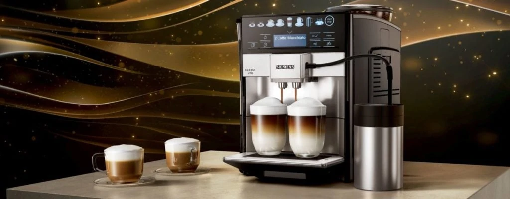Siemens EQ 6 met kopjes koffie ernaast