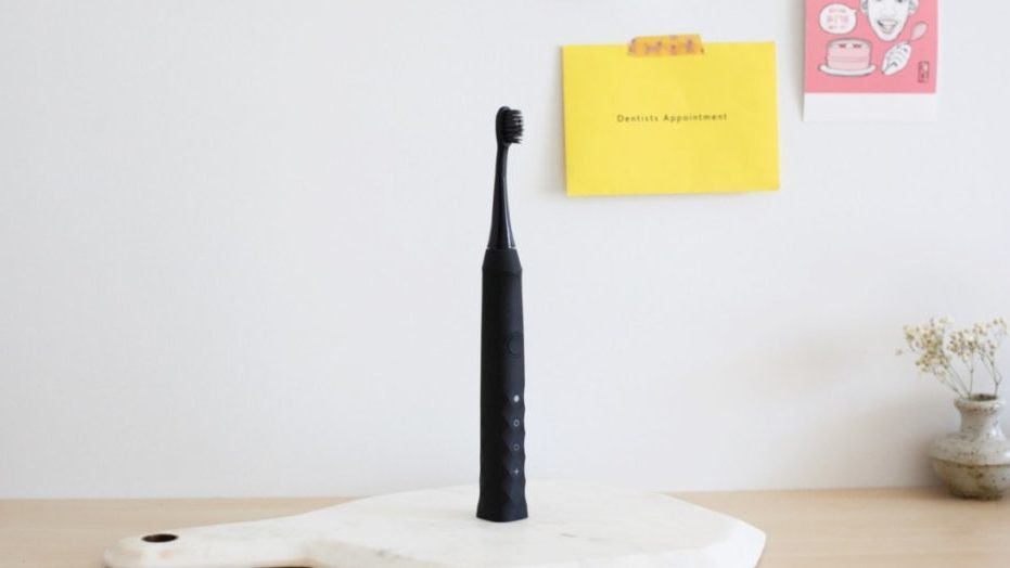 Zwarte elektrische tandenborstel op tafel