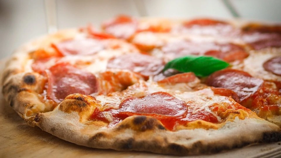 Pizza met salami vooraanzicht
