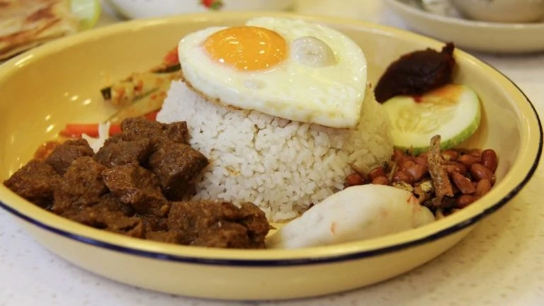 maaltijd slowcooker met rijst, vlees en ei