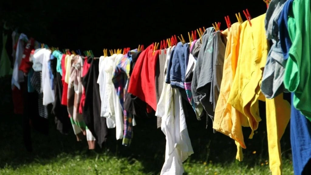 Gekleurde kleding aan de waslijn