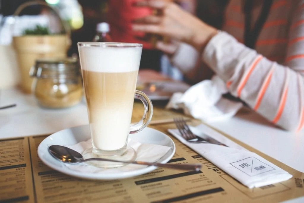 Latte koffie op tafel in cafe. 