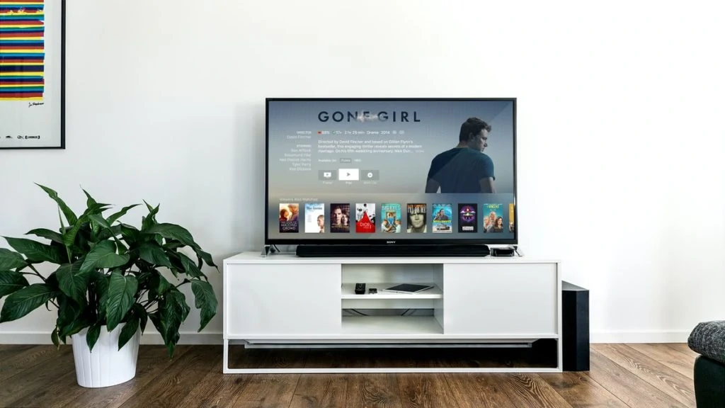 tv op tv-meubel in huiskamer, vooraanzicht