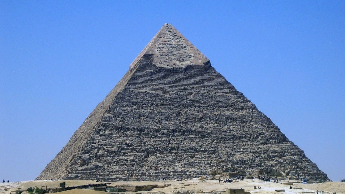Pyramide vooraanzicht
