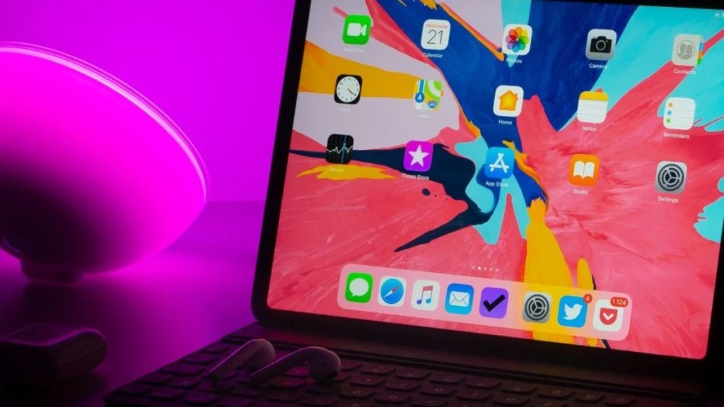 iPad op roze achtergrond
