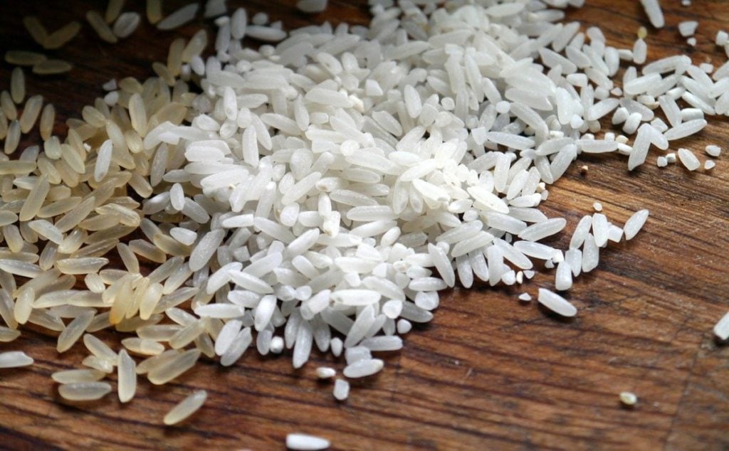 Ongekookte rijst op tafel