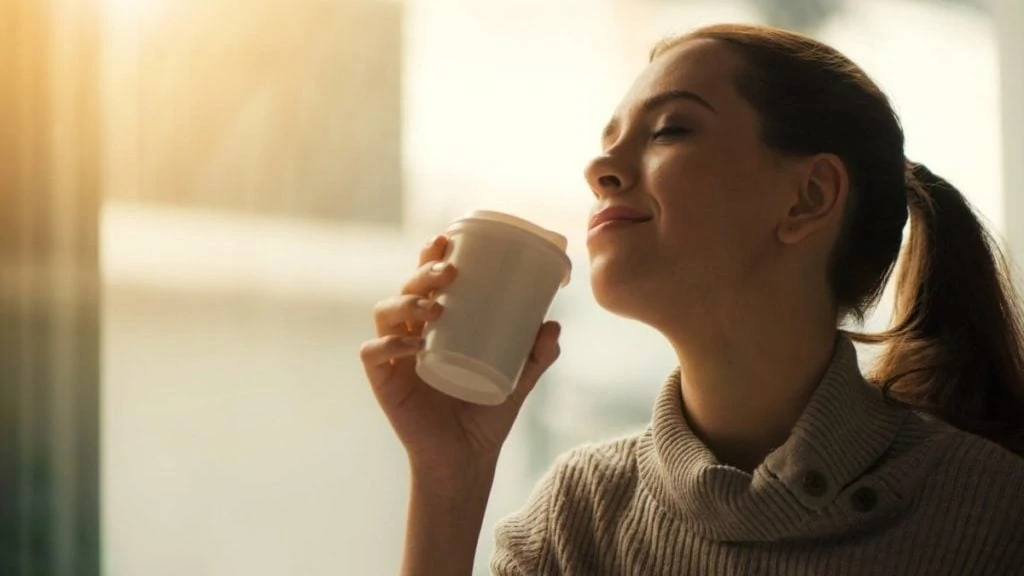 Vrouw geniet van koffie