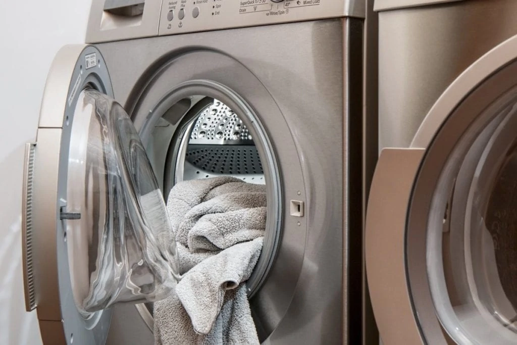 Wasmachine met kleding eruit