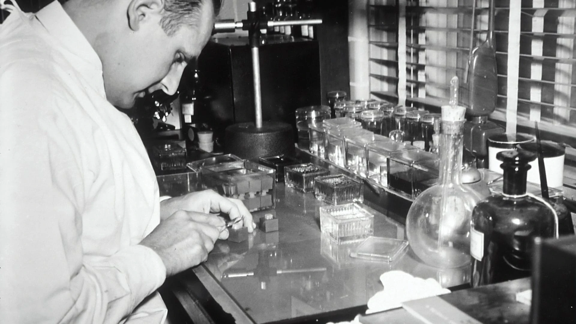 Man in laboratorium, zwart wit foto