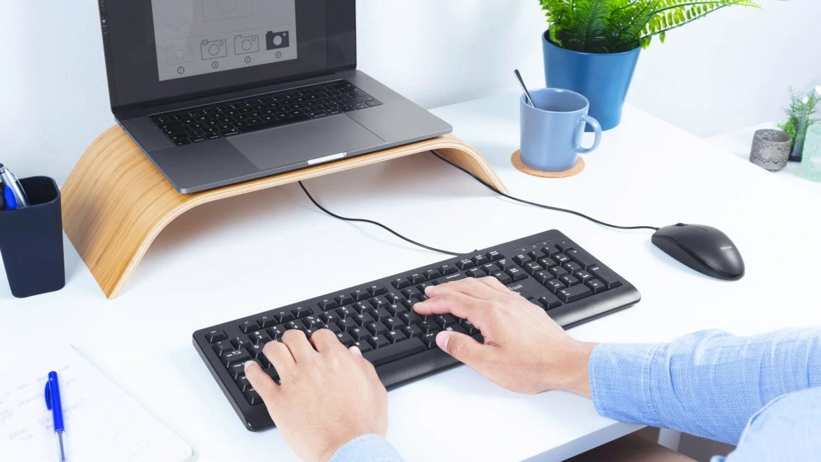 Trust toetsenbord in gebruik, met laptop op standaard