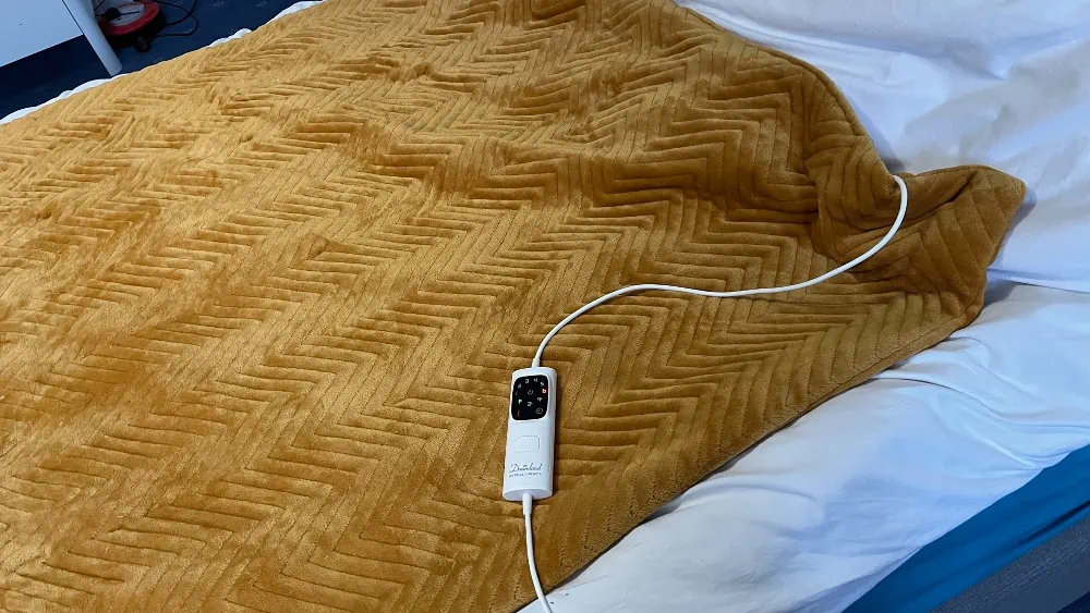 Mosterdkleurige elektrische deken, bovenaanzicht