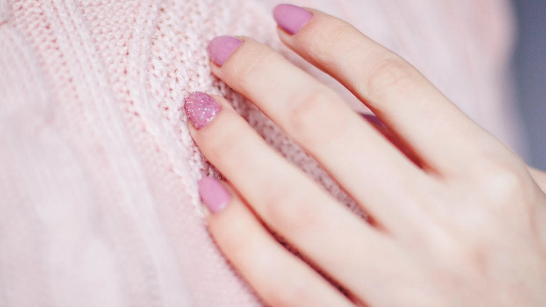 roze gelakte nagels