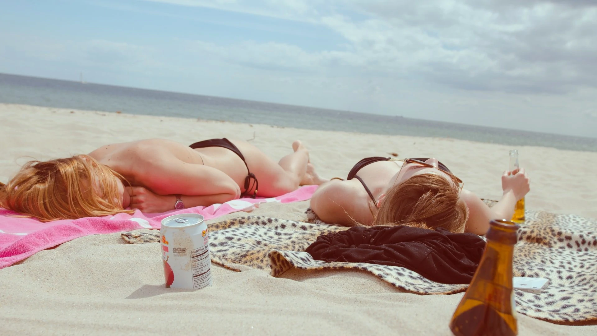 Twee mensen op het strand in de zon
