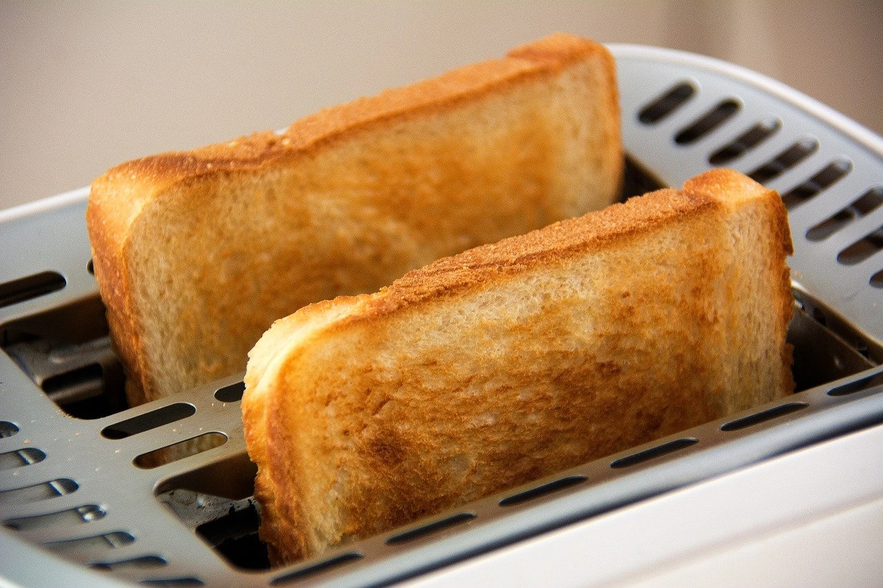 Toaster met boterhammen, bovenaanzicht