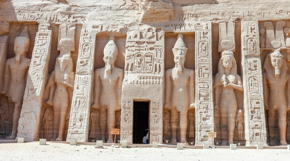 ingang van een egyptische tombe