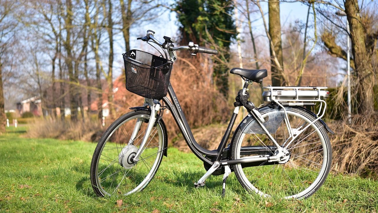 Elektrische fiets op het gras, zij-aanzicht
