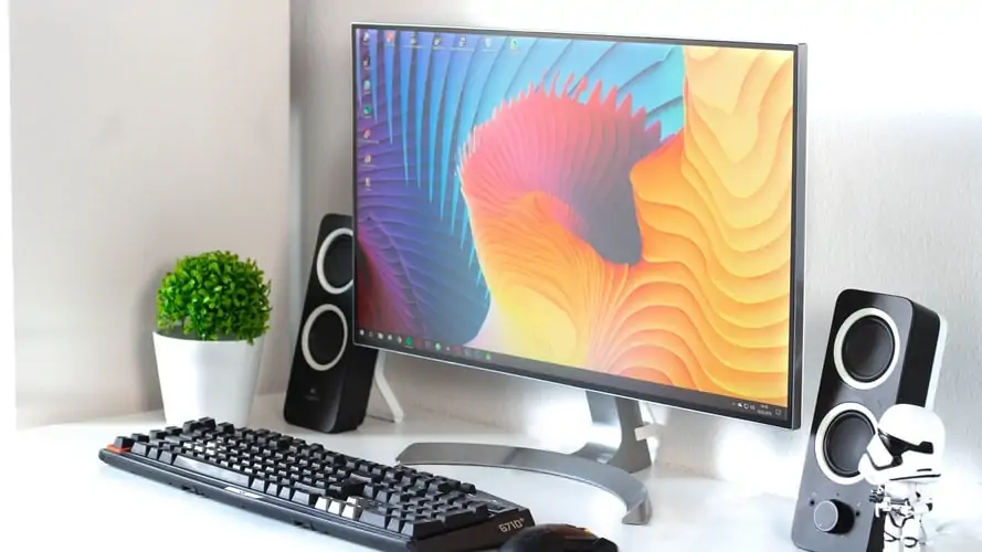 monitor met toetsenbord en muis