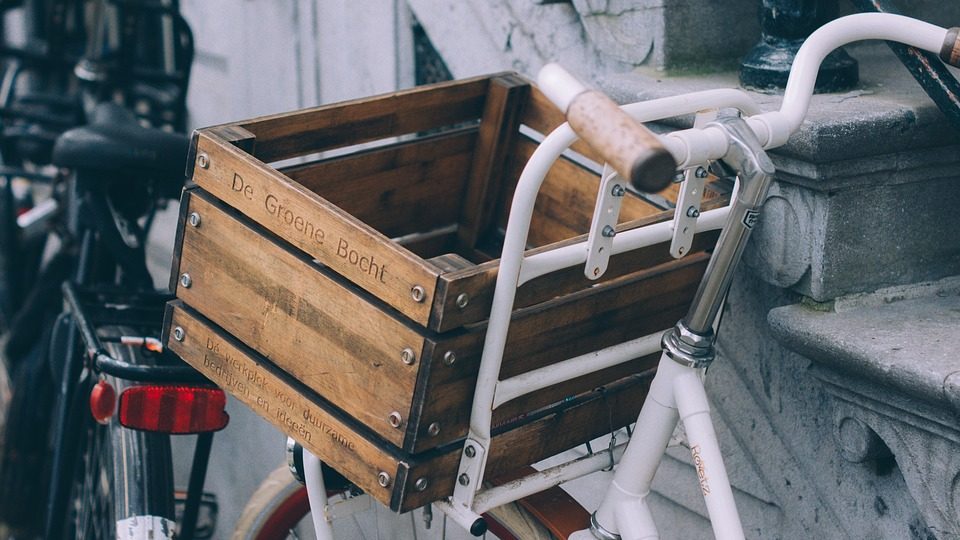 transportfiets met houten kist