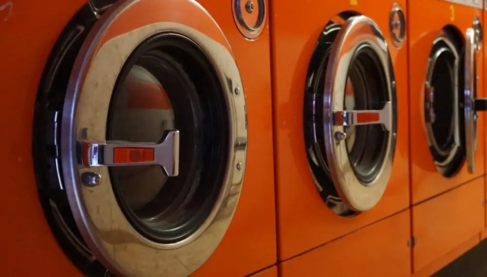 Oranje wasmachine, schuin vooraanzicht