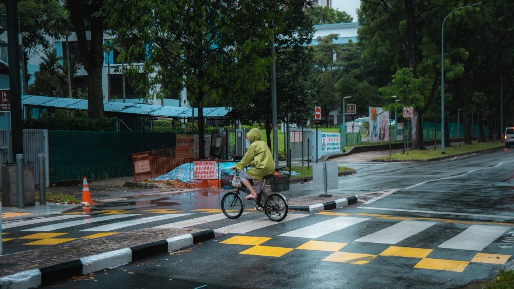 Persoon op fiets in de regen