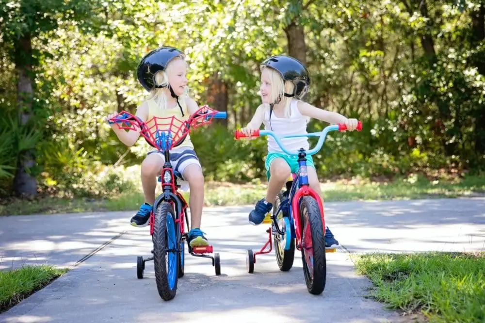 Twee kindjes op de fiets, vooraanzicht