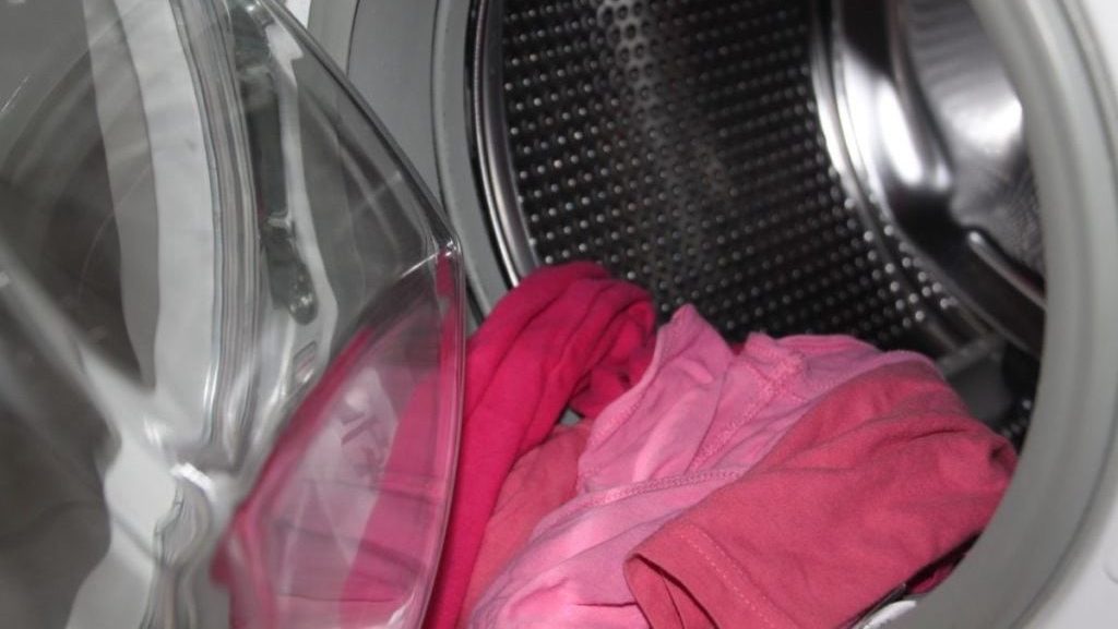 wasmachine met roze kleding erin