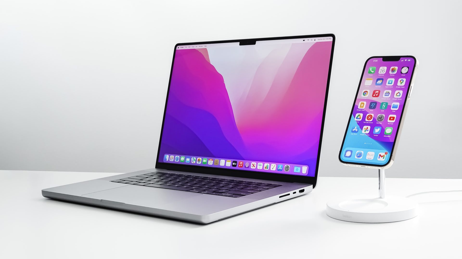 Macbook en iPhone op witte achtergrond, vooraanzicht, schuin
