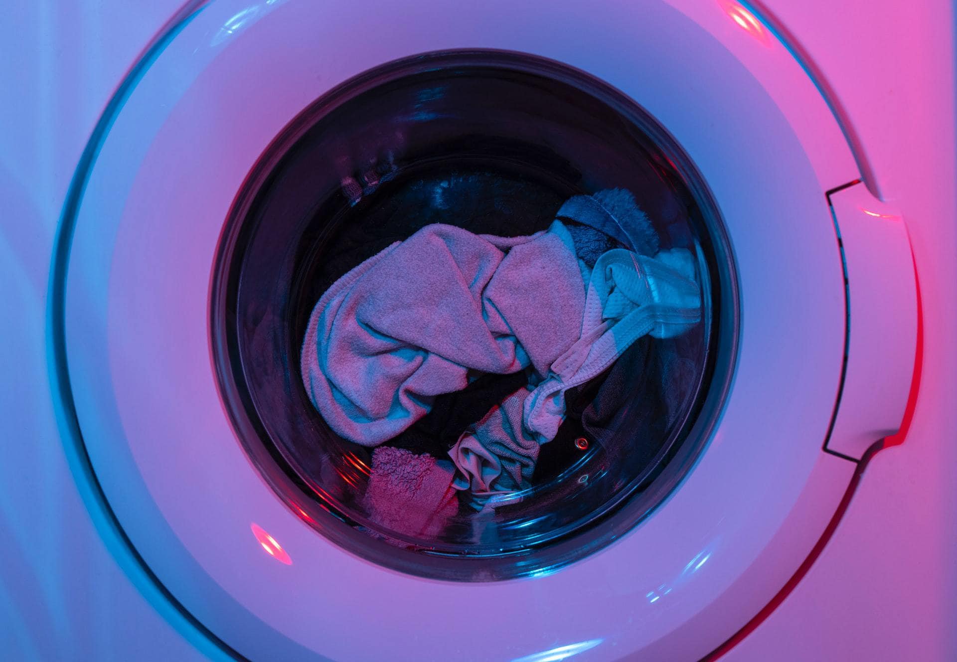 Wasmachine deur, met daarachter kleding, vooraanzicht