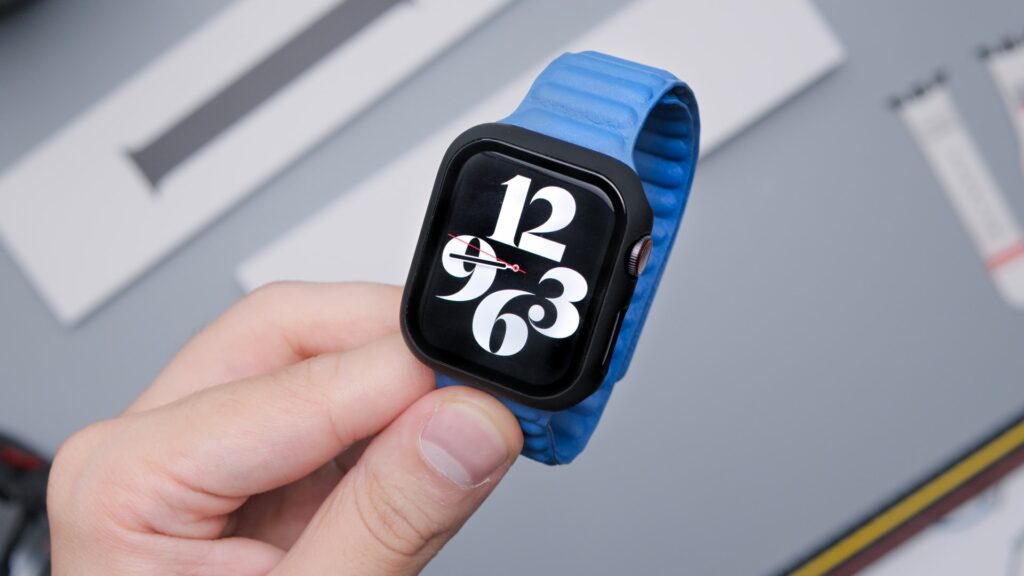 Smartwatch met blauw bandje, bovenaanzicht.