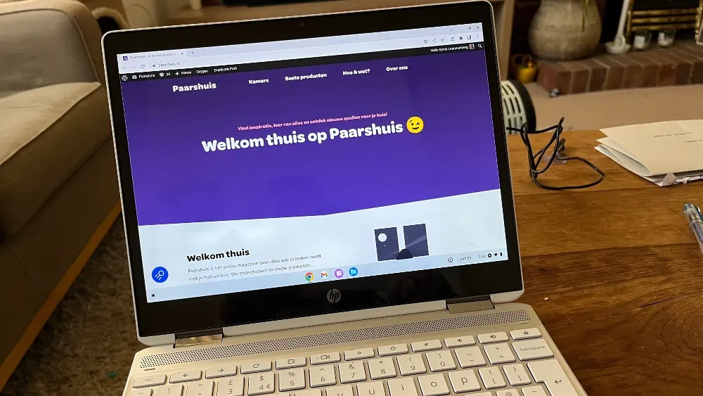 Chromebook met Paarshuis op desktop, vooraanzicht