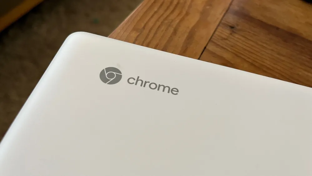 Chromebook op tafel
