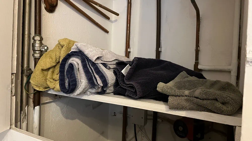 Drie opgerolde handdoeken en een opgevouwen handdoek, vooraanzicht