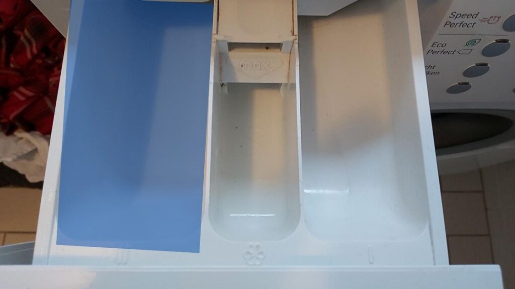 Zeeplade Bosch wasmachine, bakje voor hoofdwas blauw gekleurd