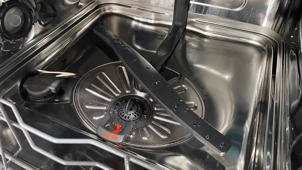 binnenkant van een vaatwasmachine schuin van voren